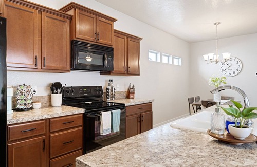 Meridian House | ❃Your Homebase for BSU Sports! Quiet Neighborhood, plenty to do! Book today!❃