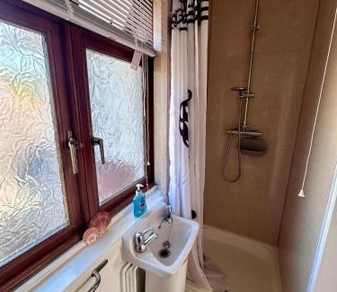 Poole House | Your Lake side Retreat Sleeps 10-12 Nr Park & Sea