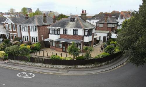 Poole House | Your Lake side Retreat Sleeps 10-12 Nr Park & Sea