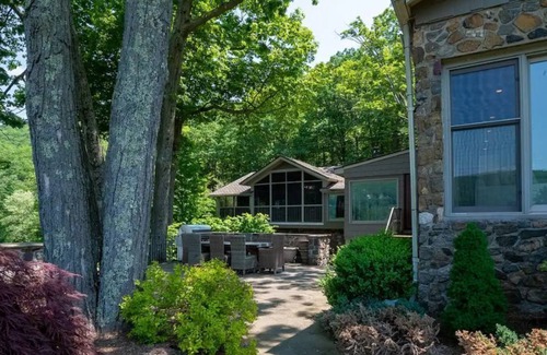 Greenwood Lake House | Your lakefront castle awaits you …