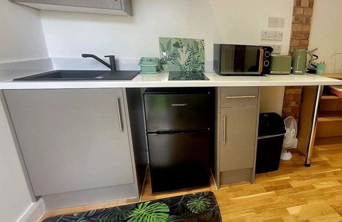 Edmonton Apartment | Your London Escape - Cosy Studio w parking