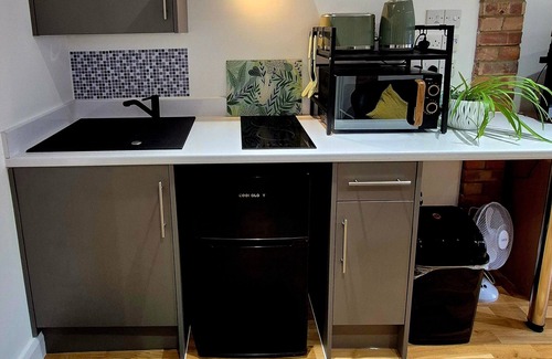 Edmonton Apartment | Your London Escape - Cosy Studio w parking