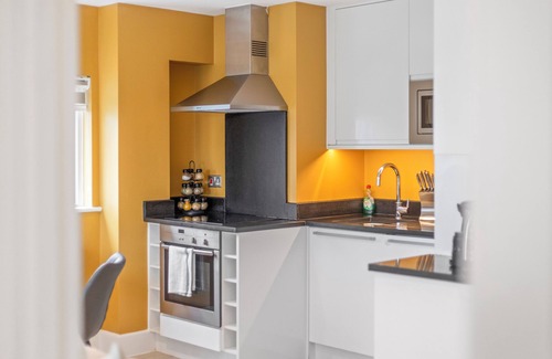 Elephant and Castle Apartment | Your London Home: 1BR Flat with Modern Amenities