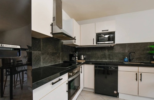 Palm Beach Condo | Your Palm Beach Getaway: Walk to Beach & Hotels