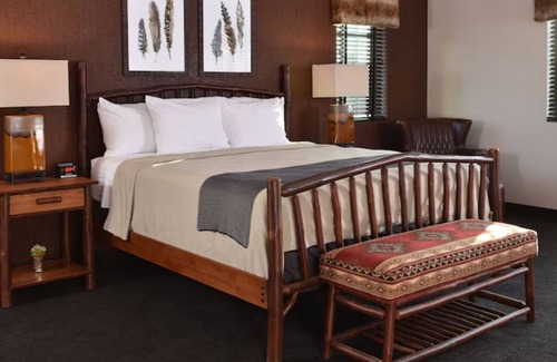 Broken Arrow Hotel | Your Perfect Broken Arrow Stay with Cozy Rustic Rooms! Pet-friendly