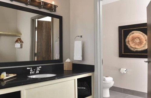 Broken Arrow Hotel | Your Perfect Broken Arrow Stay with Cozy Rustic Rooms! Pet-friendly