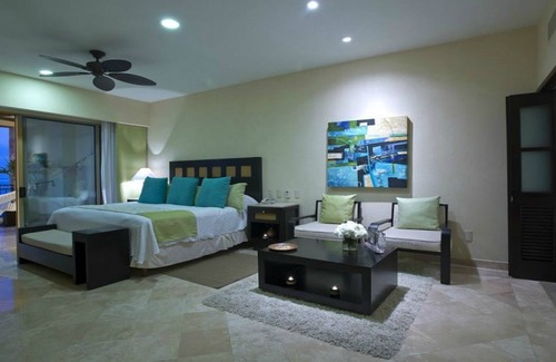Romantic Zone Resort | Your Perfect Getaway! Oceanfront Room~ Infinity Pool~ Amenities ✅ | Garza Blanca