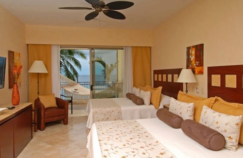 Romantic Zone Resort | Your Perfect Getaway! Oceanfront Room~ Infinity Pool~ Amenities ✅ | Garza Blanca