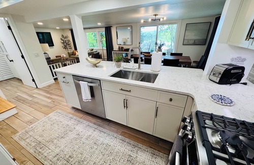 West Barnstable House | Your Private Lakeside Escape- NEW! LINENS INCLUDED!