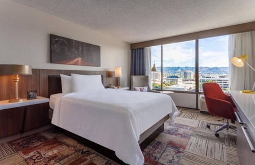 Emeryville Hotel | Your Relaxing Getaway Awaits! Pets Allowed, Parking, Near Aquarium of the Bay