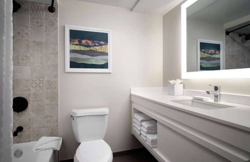 Irvine Business Complex Hotel | Your Relaxing Getaway Awaits! Short Drive to Balboa Beach, Airport Shuttle