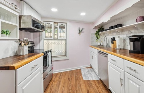 Eastside House | Your Savannah Pop Photo Booth+Walk to Froyle Park