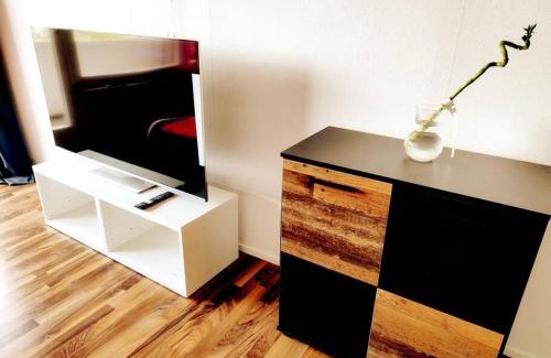 Sindelfingen Apartment | Your Second Home - Feel like home- Studio Apartment in Heart of City