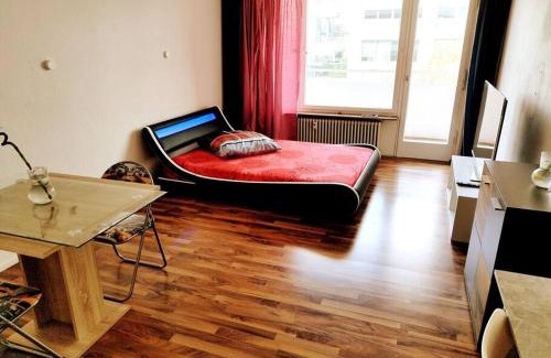 Sindelfingen Apartment | Your Second Home - Feel like home- Studio Apartment in Heart of City