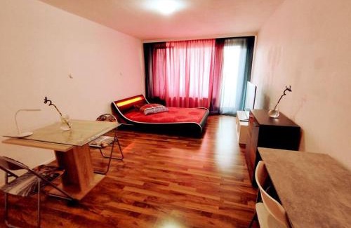 Sindelfingen Apartment | Your Second Home - Feel like home- Studio Apartment in Heart of City