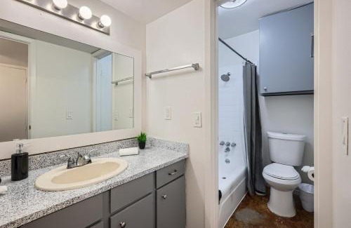 Bouldin Apartment | Your Walkable King Bed Getaway - Sleeps 4 - Pool Pkg