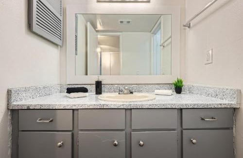 Bouldin Apartment | Your Walkable King Bed Getaway - Sleeps 4 - Pool Pkg