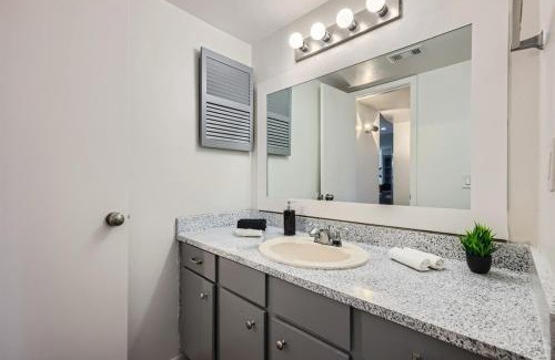 Bouldin Apartment | Your Walkable King Bed Getaway - Sleeps 4 - Pool Pkg