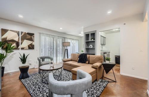 Bouldin Apartment | Your Walkable King Bed Getaway - Sleeps 4 - Pool Pkg