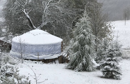 Saint-Antheme RV Rental | Yourte Supérieur 5 places
