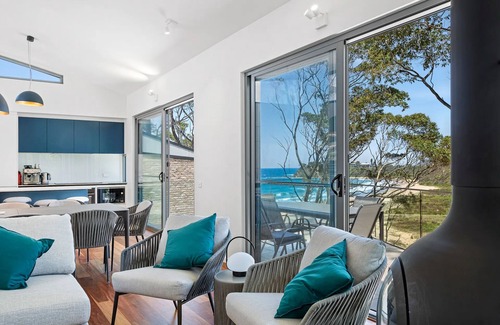 Rosedale House | Yowani House | Ocean Views, Steps to Beach & WiFi