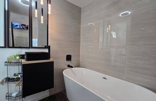 Biggs Field Apartment | YoY Hot Tub 8 Guests 3 minutes from I-10 & Loop 375 food, banks, shopping +