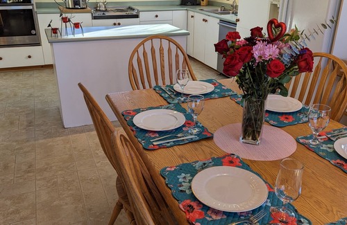 Washago Cottage | Yr round Muskoka Getaway - Beach Volleyball, Hot Tub, Gourmet Cooking and more