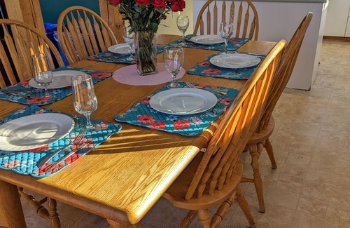 Washago Cottage | Yr round Muskoka Getaway - Beach Volleyball, Hot Tub, Gourmet Cooking and more