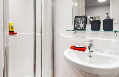 Plasnewydd Apartment | Yugo Explore - Arofan House