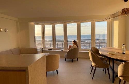Oostduinkerke-Bad Apartment | Zeedijk Oostduinkerke frontaal zeezicht - volledig gerenoveerd 2022!