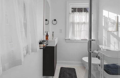 South Kansas City Apartment | Zen Home Near Rockhurst 59/60