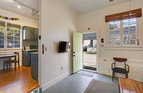 West Riverside Apartment | Zen Retreat 1 or 2 or 1&2 - off Magazine St., walk to Whole Foods