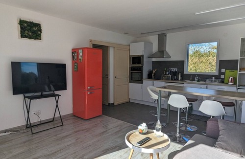 Saint-Gely-du-Fesc Apartment | Zen stay with access to 1 swimming pool, near Montpellier, Mediterranean, Cévennes