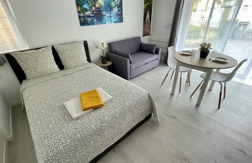 Villepinte Apartment | Zen, studio near Paris Roissy CDG Airport, Disneyland, Asterix, Exposition