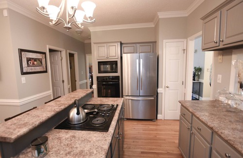 Jamestown House | ZenCaza: Perfect Blend of Retreat and Getaway-Prime 5-Bed with Lux King Ensuite