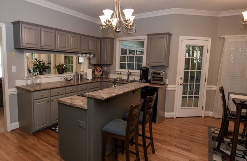 Jamestown House | ZenCaza: Perfect Blend of Retreat and Getaway-Prime 5-Bed with Lux King Ensuite