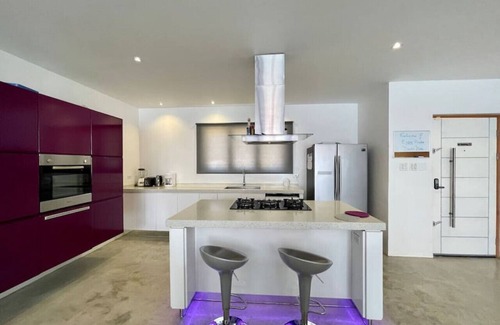 Opal House | Zentasy - Sea & Sunset View Villa 4 car min to High Rise