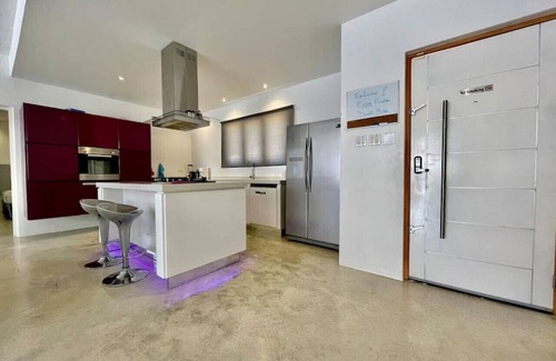 Opal House | Zentasy - Sea & Sunset View Villa 4 car min to High Rise