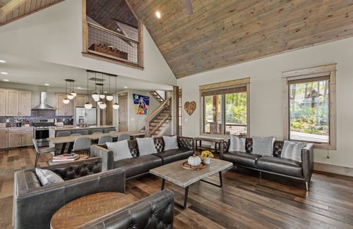 Elk Park House | Zion at Eagles Nest - 4BR, pet friendly, hot tub, wood burning fireplace!