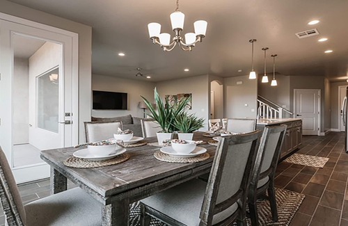 Hurricane House | Zion Village Retreat *POOL is OPEN *PORCH VIEWS, SLEEPS 11