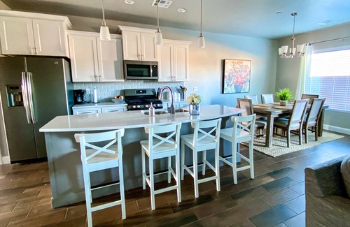 Hurricane House | Zion Village Retreat *POOL is OPEN *PORCH VIEWS, SLEEPS 11