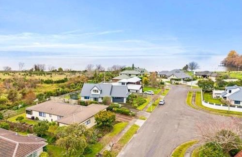 Kawaha Point House | Zodiac Bay Lake Retreat