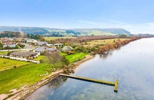 Kawaha Point House | Zodiac Bay Lake Retreat