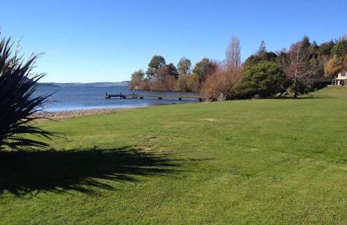 Kawaha Point House | Zodiac Bay Lake Retreat