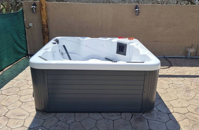 Εξοχική παραθαλασια κατοικία σε κήπο με τζακουζι. GARDEN HOUSE