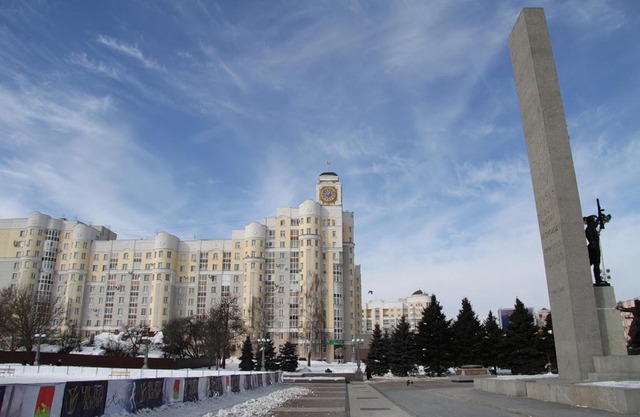 Дом с часами на площади Партизан