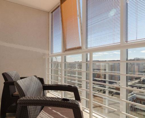 Новые апартаменты с панорамным балконом в центре