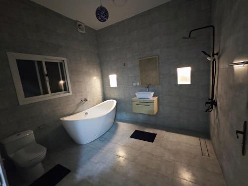 شقة أرضية واسعة بحمام واسع ومدخل خاص