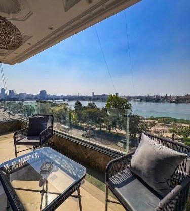 شقة على النيل امام ممشى اهل مصر