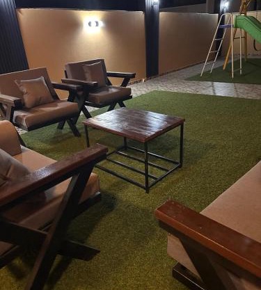 شقة مطلة على سطح خاص